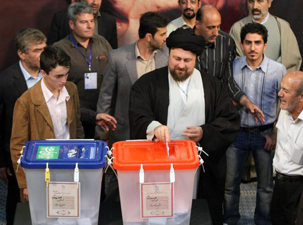 (تصاویر) سیدحسن خمینی و فرزندش پای صندوق رای